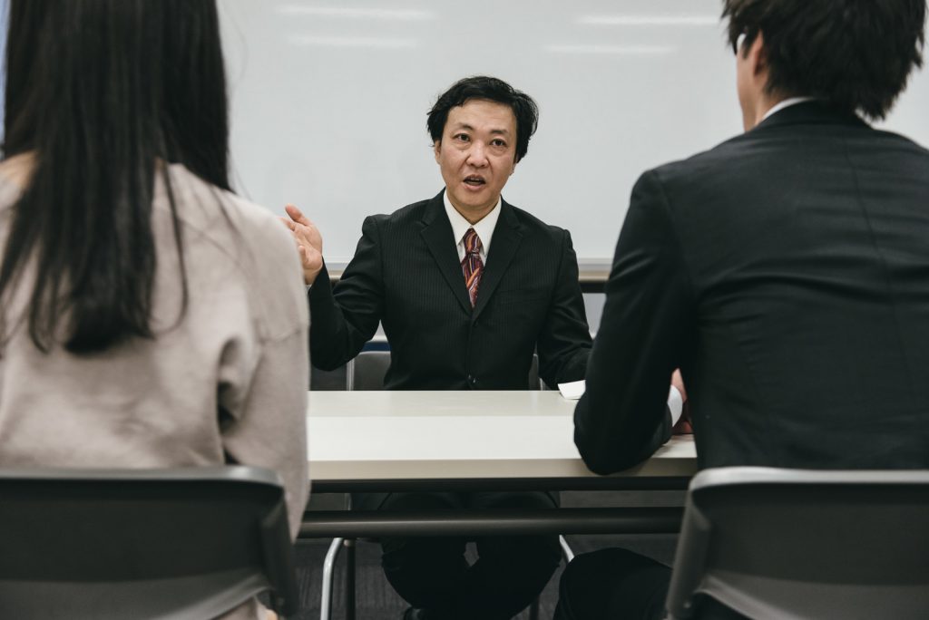 面接を受ける学生