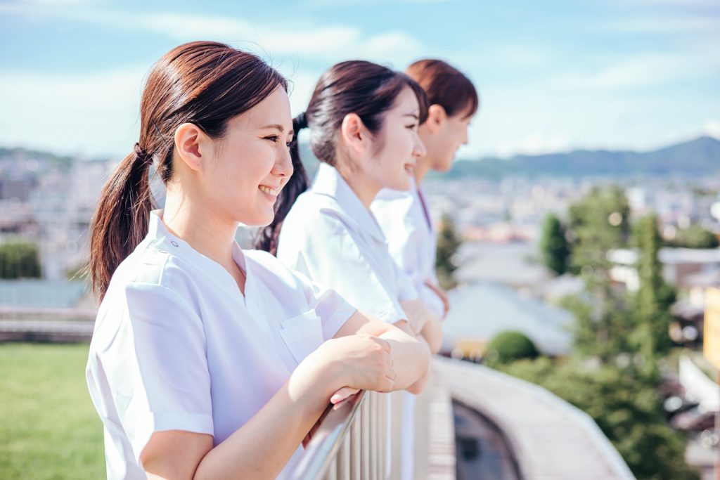 3人の女性看護師